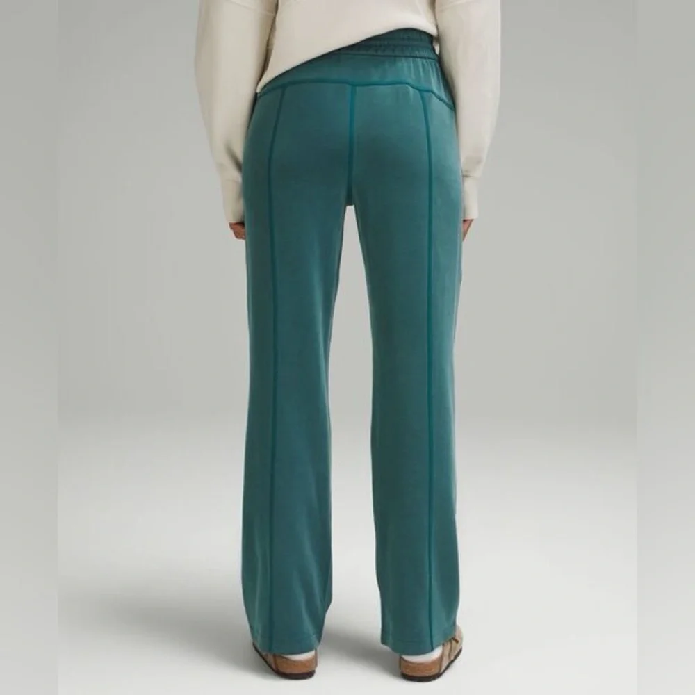 Brand new Lululemon Softstreme High-Rise Pant *Regular
Storm teal - Picture 2 of 7